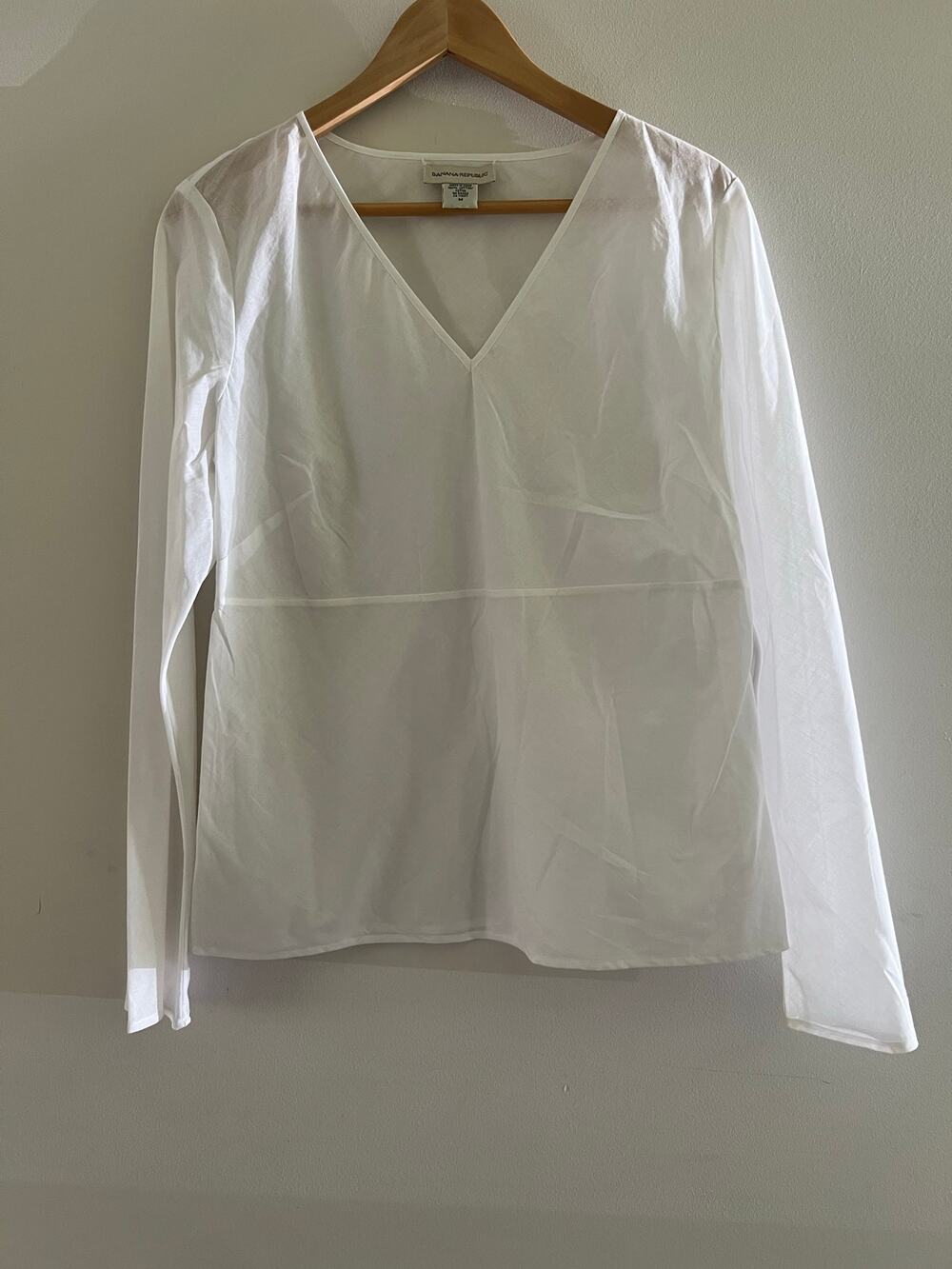 Banana Republic Sheer Long Sleeve V-Neck Blouse Lightweight Size Medium JL